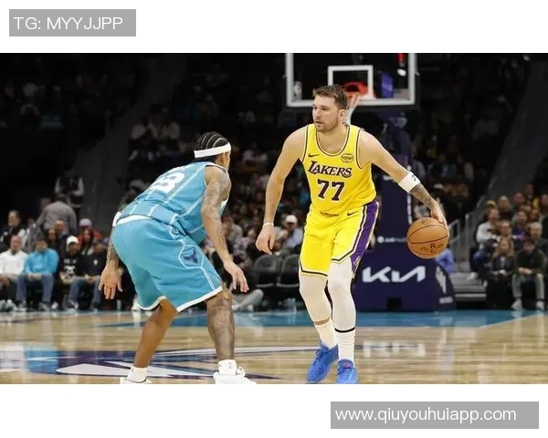 大范分析:里夫斯无球跑动活跃东契奇詹姆斯却选择静止待命